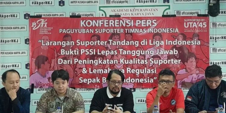 Ketua Umum Paguyuban Suporter Tim Nasional Indonesia (PSTI) Ignatius Indro (tengah) dalam acara konferensi pers di Universitas 17 Agustus Jakarta, Jakarta, Jumat, (9/6/2023). (MASAPNEWS/ANT)