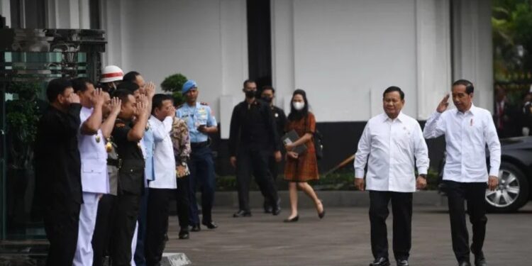 Arsif foto - Presiden Joko Widodo (kanan) didampingi Menhan Prabowo Subianto (kiri) tiba di lokasi Rapim Kemhan 2023 di Jakarta, Rabu (18/1/2023). Rapim Kemhan 2023 mengangkat tema Pertahanan Negara yang Kuat Mendukung dan Mengamankan Pembangunan Nasional. (MASAPNEWS/ANT)