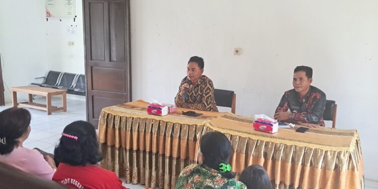 Anggota DPRD Kabupaten Gunung Mas Arit S Bajau (kiri) didampingi Lurah Kampuri Junjung Tuah, saat melakukan reses perseorangan di Kelurahan Kampuri Kecamatan Mihing Raya, Jumat (16/6/2023). (MASAPNEWS/GCM)