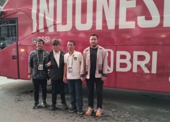 Pelatih timnas Indonesia Indra Sjafri (kiri), Wakil Ketua Umum PSSI Zainudin Amali (kedua dari kiri), dan Sekretaris Jenderal PSSI Yunus Nusi (kedua dari kanan) berpose setelah acara peluncuran bus timnas di Stadion Utama Gelora Bung Karno, Jakarta, Minggu (18/6/2023). (MASAPNEWS/ANT)