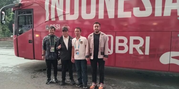 Pelatih timnas Indonesia Indra Sjafri (kiri), Wakil Ketua Umum PSSI Zainudin Amali (kedua dari kiri), dan Sekretaris Jenderal PSSI Yunus Nusi (kedua dari kanan) berpose setelah acara peluncuran bus timnas di Stadion Utama Gelora Bung Karno, Jakarta, Minggu (18/6/2023). (MASAPNEWS/ANT)