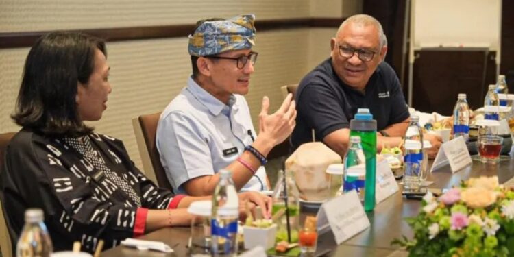 Menparekraf Sandiaga Salahuddin Uno saat melakukan audiensi dengan CEO Atlas Beach Fest Ivan Tanjaya di Bali, Minggu (18/6/2023). (MASAPNEWS/ANT/HO Kemenparekraf)