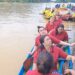 Legislator Kabupaten Gunung Mas Cici Susilawati tergabung dalam tim jukung tradisional putri Kecamatan Manuhing, bersiap mengikuti lomba jukung tradisional di DAS Kahayan di Kuala Kurun, Selasa (20/6/2023). (MASAPNEWS/GCM)