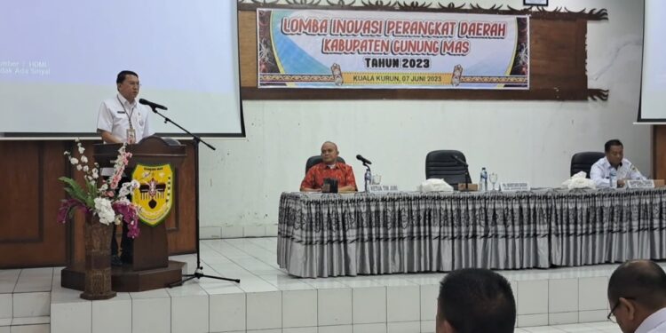 Plh Sekda Gunung Mas Richard saat membuka lomba inovasi perangkat daerah di Kuala Kurun, Rabu (7/6/2023). (IST)