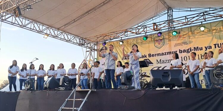 Bupati Gunung Mas Jaya S Monong dan istri Mimie Mariatie menyampaikan puji-pujian kepada Tuhan pada acara Gunung Mas Bermazmur di Kuala Kurun, Kamis (22/6/2023). (IST)