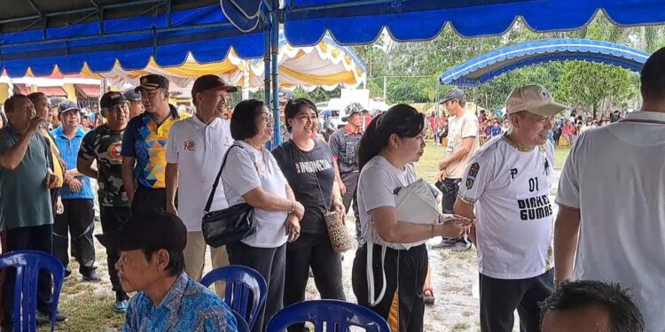 Ketua Komisi III DPRD Kabupaten Gumas, Iceu Purnamasari dan lainnya saat meninjau pelayanan kesehatan di Kecamatan Mihing Raya, Senin (29/5/2023). (MASAPNEWS/GCM)