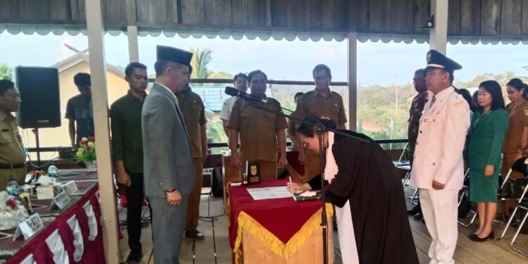 Suasana pelantikan. (Foto : DPMD Kabupaten Gunung Mas)