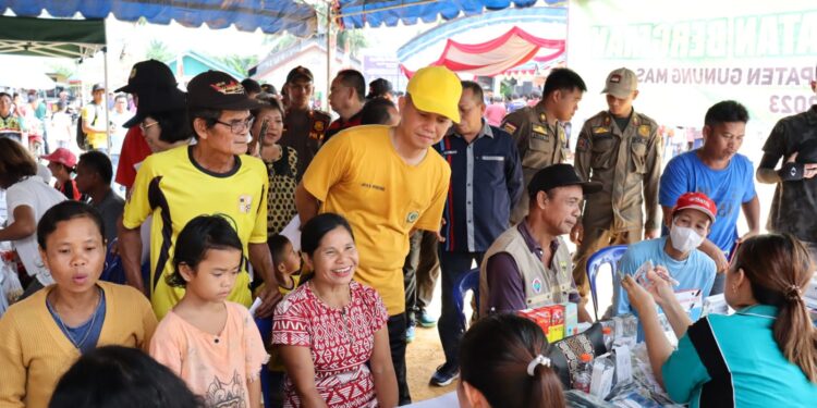 Bupati Gunung Mas Jaya S Monong melihat langsung pelaksanaan bakti sosial di salah satu kecamatan, baru-baru ini. (IST)