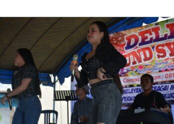 Penyanyi lokal Okta Ria saat menggung di salah satu acara di wilayah setempat, baru-baru ini. (IST)