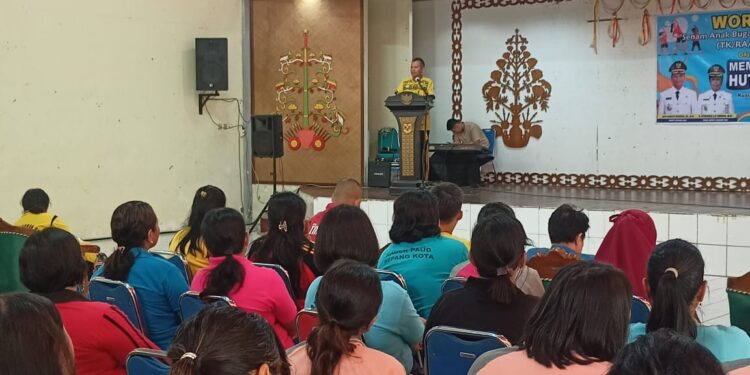 Bupati Gumas Jaya S Monong saat membuka workshop. (IST)