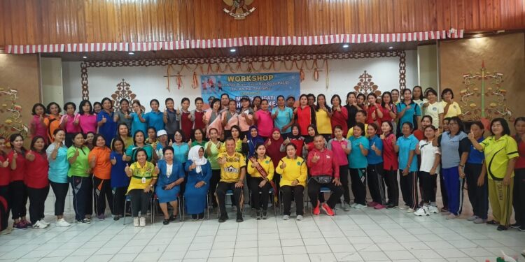 Bupati Gumas Jaya S Monong dan lainnya berfoto bersama-sama. (IST)