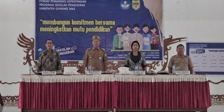 Anggota DPRD Kabupaten Gunung Mas, Iceu Purnamasari bersama Bupati Jaya S Monong dan lainnya, saat FKPD di Kuala Kurun, baru-baru ini. (MASAPNEWS/GCM)