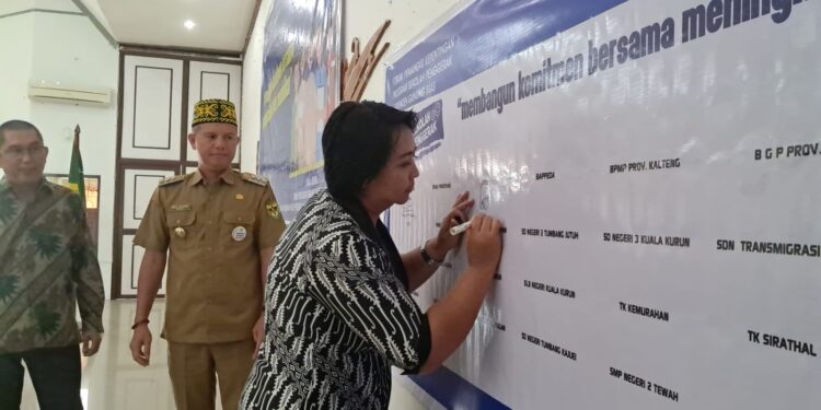 Ketua Komisi III DPRD Gumas Iceu Purnamasari (kanan) didampingi Bupati Gumas Jaya S Monong menandatangani komitmen bersama dukungan terhadap Program Sekolah Penggerak di Kuala Kurun, Senin (12/6/2023). (IST)