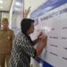 Ketua Komisi III DPRD Gumas Iceu Purnamasari (kanan) didampingi Bupati Gumas Jaya S Monong menandatangani komitmen bersama dukungan terhadap Program Sekolah Penggerak di Kuala Kurun, Senin (12/6/2023). (IST)