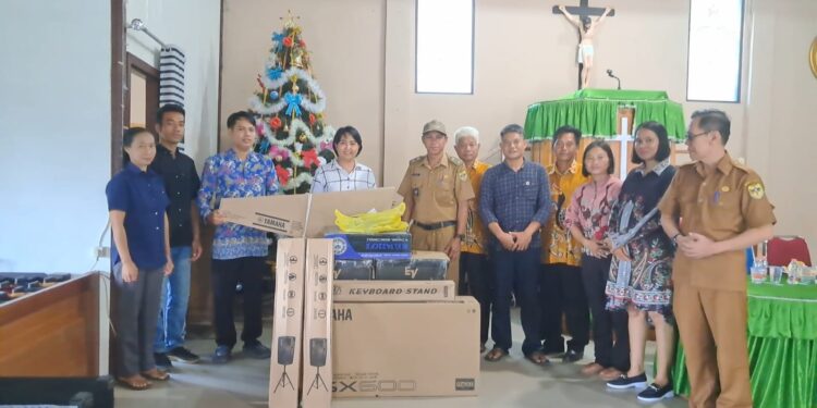 Anggota DPRD Kabupaten Gunung Mas Iceu Purnamasari foto bersama Ketua SPRP GKE Eppata Dahian Tambuk Prencisco dan lainnya, usai melihat langsung seperangkat alat musik dan sound system, di Desa Dahian Tambuk Kecamatan Mihing Raya, Selasa (13/6/2023). (IST)
