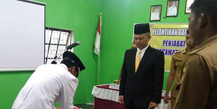 Suasana pelantikan dan pengambilan sumpah janji Pj Kades Pematang Limau Kecamatan Sepang oleh Bupati Gunung Mas Gumas Jaya S Monong di desa setempat, Selasa (13/6/2023). (Foto : DPMD Kabupaten Gumas)