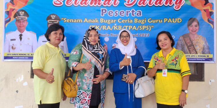 Legislator Kabupaten Gunung Mas Siti Hilmiah (kiri kedua) bersama ketua panitia Lensia (kanan) dan lainnya, berfoto bersama di sela workshop Senam Anak Bugar Ceria di Kuala Kurun, Senin (12/6/2023). (IST)
