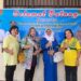 Legislator Kabupaten Gunung Mas Siti Hilmiah (kiri kedua) bersama ketua panitia Lensia (kanan) dan lainnya, berfoto bersama di sela workshop Senam Anak Bugar Ceria di Kuala Kurun, Senin (12/6/2023). (IST)