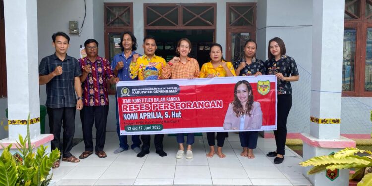 Legislator Kabupaten Gunung Mas Nomi Aprilia (kanan keempat) berfoto bersama Kades Rangan Tate Indra Lesmana dan lainnya, usai reses perseorangan di Desa Rangan Tate Kecamatan Mihing Raya, (15/6/2023). (IST)