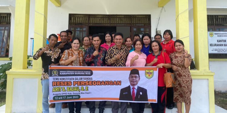 Legislator Kabupaten Gunung Mas Arit S Bajau berfoto bersama Lurah Kampuri Junjung Tuah dan warga di kelurahan setempat, Jumat (16/6/2023). (IST)