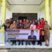 Legislator Kabupaten Gunung Mas Arit S Bajau berfoto bersama Lurah Kampuri Junjung Tuah dan warga di kelurahan setempat, Jumat (16/6/2023). (IST)