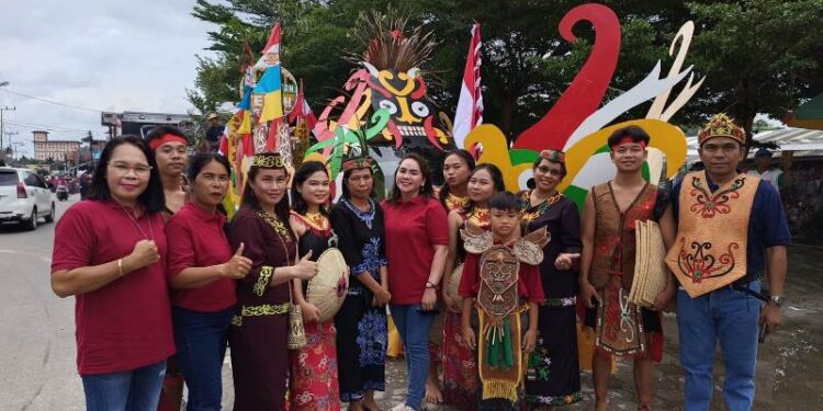 Legislator Kabupaten Gunung Mas, Cici Susilawati berfoto bersama peserta Karnaval Budaya di Taman Kota Kuala Kurun, Sabtu (17/6/2023). (IST)