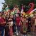 Legislator Kabupaten Gunung Mas, Cici Susilawati berfoto bersama peserta Karnaval Budaya di Taman Kota Kuala Kurun, Sabtu (17/6/2023). (IST)