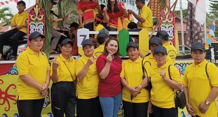 Legislator Kabupaten Gunung Mas, Cici Susilawati berfoto bersama peserta Karnaval Budaya di Taman Kota Kuala Kurun, Sabtu (17/6/2023). (IST)