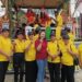 Legislator Kabupaten Gunung Mas, Cici Susilawati berfoto bersama peserta Karnaval Budaya di Taman Kota Kuala Kurun, Sabtu (17/6/2023). (IST)