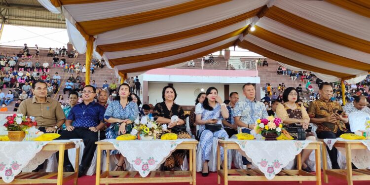 Legislator Kabupaten Gunung Mas Iceu Purnamasari dan lainnya saat menghadiri kegiatan Gunung Mas Bermazmur di Kuala Kurun, Kamis (22/6/2023). (IST)