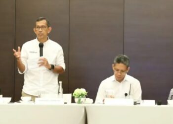 Komisaris Utama PT Pertamina Hulu Energi (PHE) Rinaldi Firmansyah (kedua dari kiri/berdiri). (MASAPNEWS/ANT/HO-Pertamina Hulu Energi)