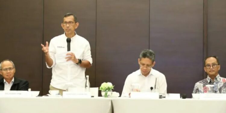Komisaris Utama PT Pertamina Hulu Energi (PHE) Rinaldi Firmansyah (kedua dari kiri/berdiri). (MASAPNEWS/ANT/HO-Pertamina Hulu Energi)
