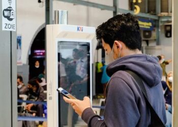 Penumpang KA yang tengah mencetak tiket di Check-in Counter Stasiun Pasar Senen di Jakarta, Minggu (25/6/2023). (MASAPNEWS/ANT)