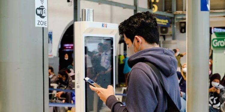 Penumpang KA yang tengah mencetak tiket di Check-in Counter Stasiun Pasar Senen di Jakarta, Minggu (25/6/2023). (MASAPNEWS/ANT)