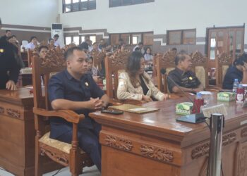 Legislator Kabupaten Gunung Mas, Evandi dan lainnya saat rapat paripurna di Kuala Kurun, baru-baru ini. (MASAPNEWS/GCM)