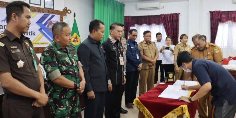 Pj Sekda Gumas Richard dan lainnya menyaksikan salah satu pengurus parpol menandatangani berita acara bantuan keuangan parpol di Kuala Kurun, Selasa (11/7/2023). (Foto : Diskominfosantik Kabupaten Gumas)