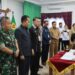 Pj Sekda Gumas Richard dan lainnya menyaksikan salah satu pengurus parpol menandatangani berita acara bantuan keuangan parpol di Kuala Kurun, Selasa (11/7/2023). (Foto : Diskominfosantik Kabupaten Gumas)