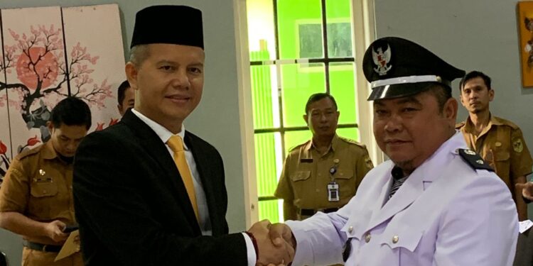 Bupati Gumas Jaya S Monong menyerahkan SK kepada salah satu Pj Kades, di Kuala Kurun, Selasa (18/7/2023). (Foto : Diskominfosantik Kabupaten Gumas)