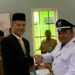 Bupati Gumas Jaya S Monong menyerahkan SK kepada salah satu Pj Kades, di Kuala Kurun, Selasa (18/7/2023). (Foto : Diskominfosantik Kabupaten Gumas)