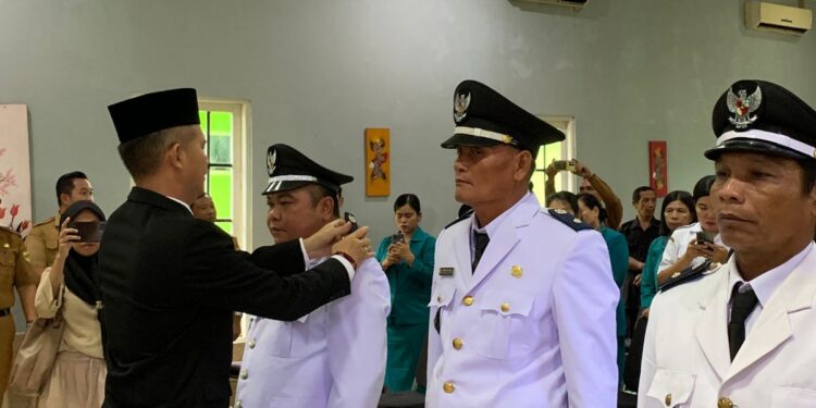 Bupati Gunung Mas Jaya S Monong melantik tiga Pj Kades di Kuala Kurun, Selasa (18/7/2023). (Foto : Diskominfosantik Kabupaten Gunung Mas)