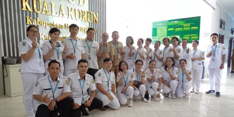 Kepala Bidang Keperawatan di RSUD Kuala Kurun Rahmattambun bersama sejumlah tenaga kesehatan. (IST)