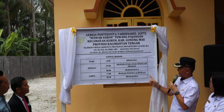 Bupati Gunung Mas Jaya S Monong saat peresmian gedung GPT Mawar Saron Tewang Pajangan Kecamatan Kurun, Rabu (26/7/2023). (Foto : Diskominfosantik Kabupaten Gunung Mas)