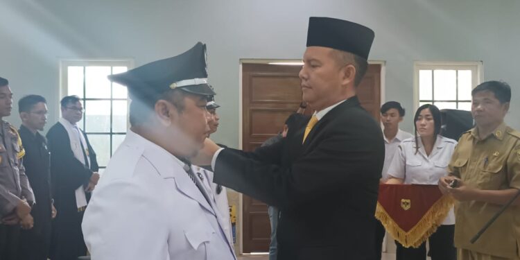 Bupati Gumas Jaya S Monong menyematkan tanda kepangkatan kepada tiga Pj Kades, di Kuala Kurun, Selasa (18/7/2023). (Foto : PWI Kabupaten Gumas)