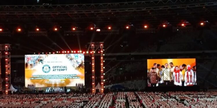 Presiden Joko Widodo dan Wapres Ma'ruf Amin saat menghadiri acara pemecahan rekor dunia Pergelaran Angklung Terbesar Di Dunia, di Stadion Utama Gelora Bung Karno (GBK), Jakarta, Sabtu (5/8/2023). (MASAPNEWS/ANT)