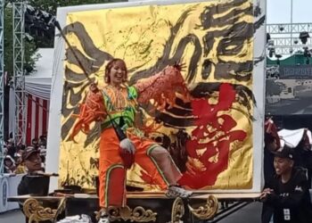 Seniman kaligrafi Jepang Airi Hara saat performance melukis kaligrafi dalam World Kids Carnival di halaman Kantor Pemkab Jember, Sabtu (5/8/2023). (MASAPNEWS/ANT)