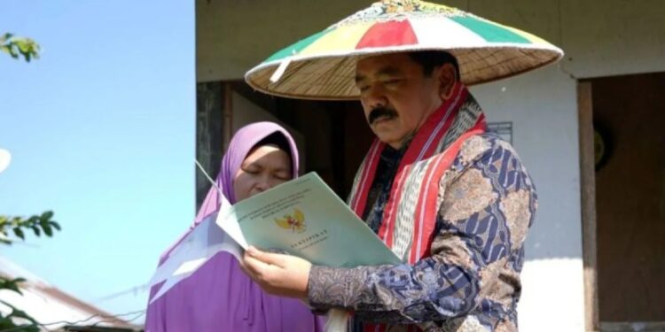Menteri Agraria dan Tata Ruang/Kepala Badan Pertanahan Nasional (ATR/BPN) Hadi Tjahjanto menyerahkan sertifikat tanah milik masyarakat secara door to door di Kelurahan Jabah, Kalimantan Timur. (MASAPNEWS/ANT/HO-Kementerian ATR/BPN)