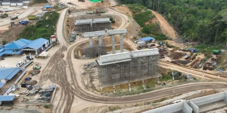 Pembangunan jalan tol menuju Ibu Kota Negara (IKN) Nusantara di Kalimantan Timur. (MASAPNEWS/ANT/HO-Kementerian PUPR)