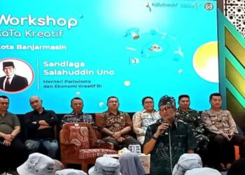 Menparekraf RI Sandiaga Salahuddin Uno saat memberikan motivasi pada puluhan pelaku Ekraf di Kota Banjarmasin pada acara workshop KaTa Kreatif di Aula Kayuh Baimbai Balaikota Banjarmasin, Kalsel, Kamis. (MASAPNEWS/ANT)