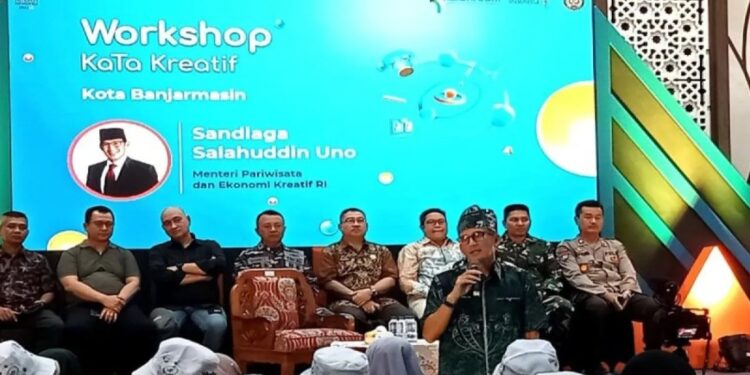 Menparekraf RI Sandiaga Salahuddin Uno saat memberikan motivasi pada puluhan pelaku Ekraf di Kota Banjarmasin pada acara workshop KaTa Kreatif di Aula Kayuh Baimbai Balaikota Banjarmasin, Kalsel, Kamis. (MASAPNEWS/ANT)