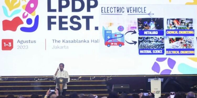 Presiden Joko Widodo memberikan arahan saat menghadiri LPDP Festival 2023 di Jakarta, Kamis (3/8/2023). Lembaga Pengelola Dana Pendidikan (LPDP) menggelar LPDP Festival 2023 dengan mengusung tema Enlivening Indonesia, Advancing The Nation yang bertujuan memperluas publikasi hasil kerja pemerintah dalam memajukan pendidikan, riset dan kebudayaan. (MASAPNEWS/ANT)